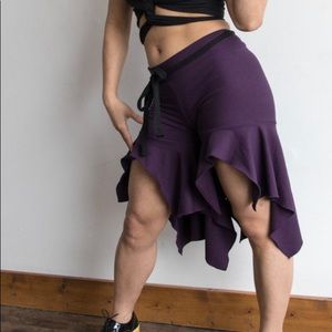 (BLACK) XS Harmonic Threads ruffle shorts.